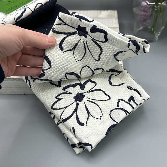 Nwt Kate spade kitchen towels and mini oven mitts set - Picture 5 of 7